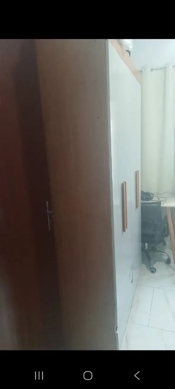 Guarda-roupas e mesinha de escritório 