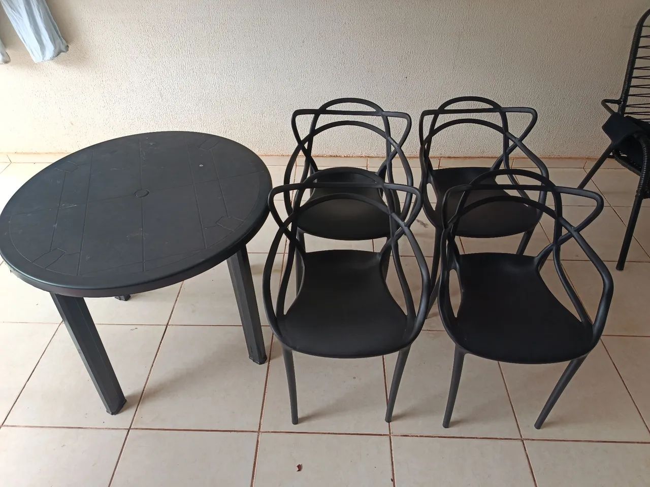 Cadeira trama e mesa redonda de plástico 