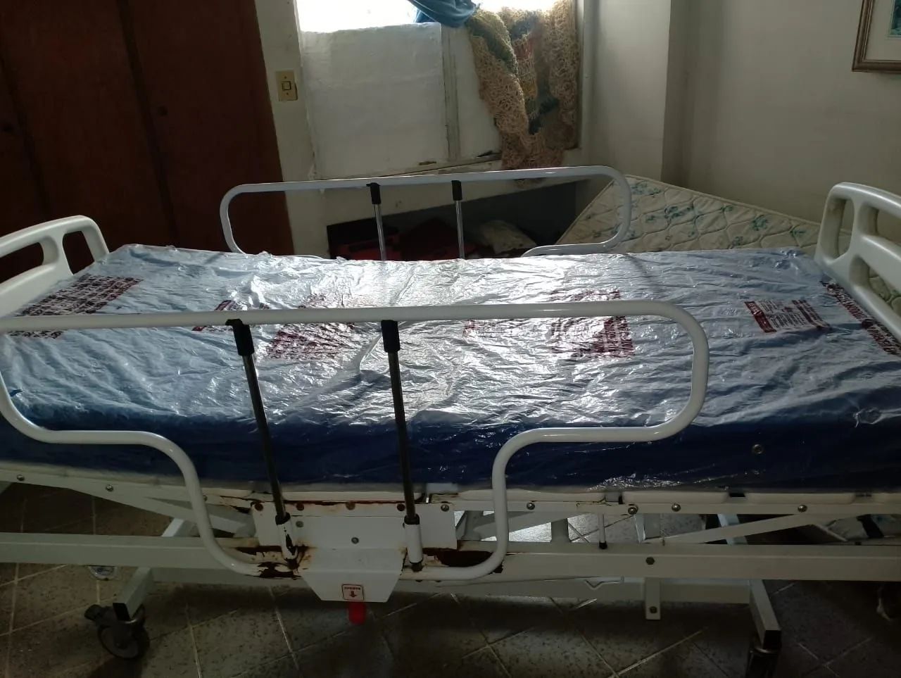 Cama hospitalar 3 manivelas 2 colchões  - Foto 3
