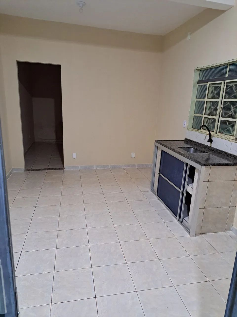 Aluga-se com 01 vaga de garagem.