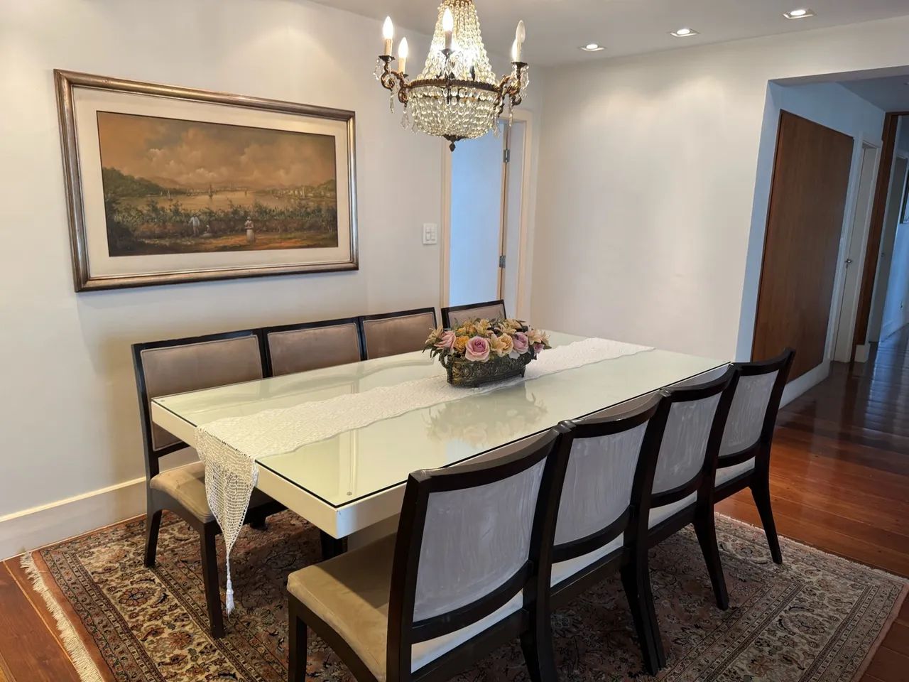 Mesa de jantar grande. Com 8 cadeiras - Foto 2