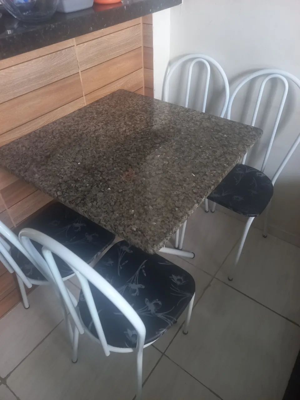Conjunto de Mesa e Cadeiras