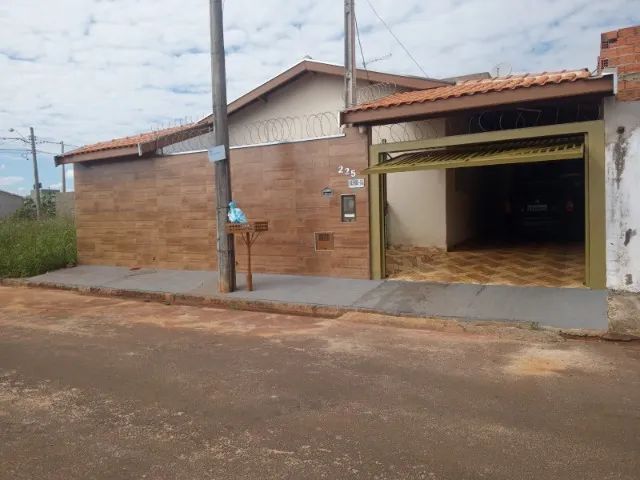 CASA COM 3 QUARTOS À VENDA