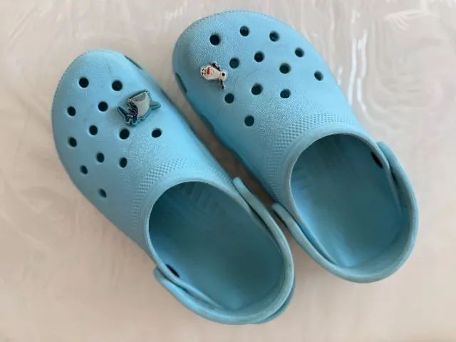 Crocs Classic Clog com dois jibbitz - Foto 2
