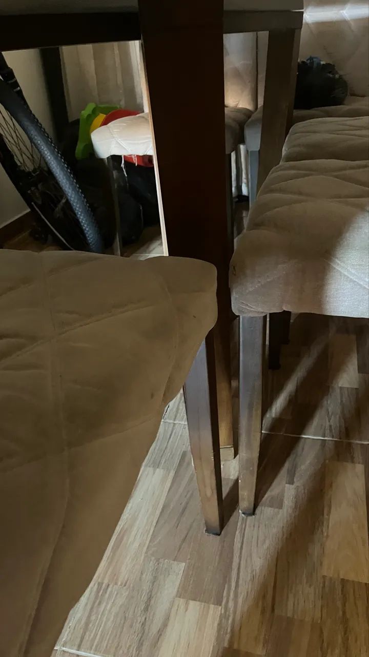 Mesa de jantar em madeira maciça! ( Jacaúna ) com 6 cadeiras Valor 3200 - Foto 2