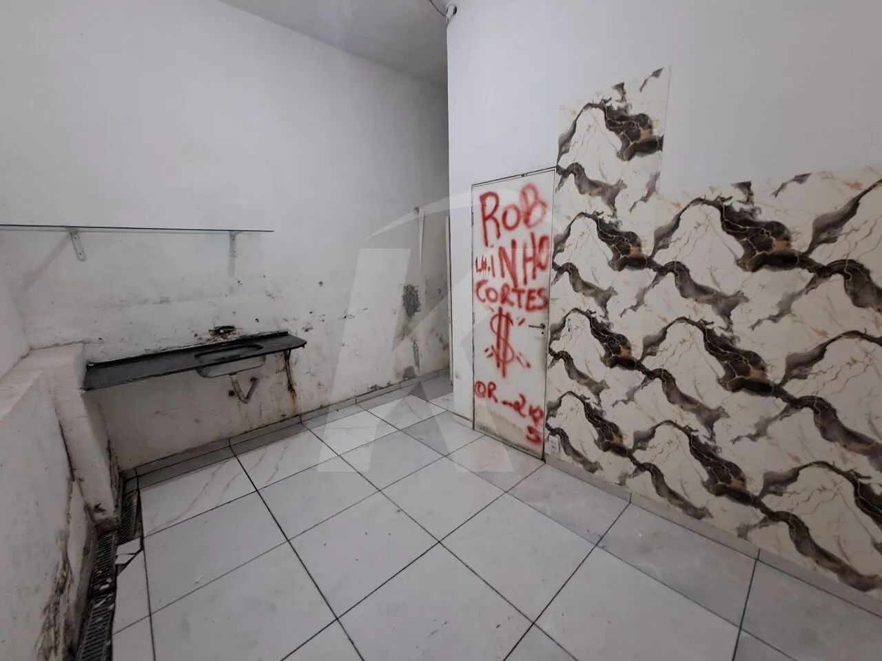 Salão comercial medindo 30 m² com banheiro. - Foto 5