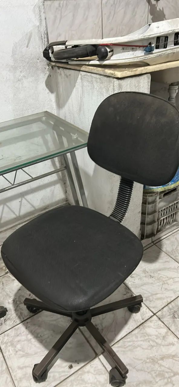Mesa e cadeira escritório com detalhe  - Foto 2