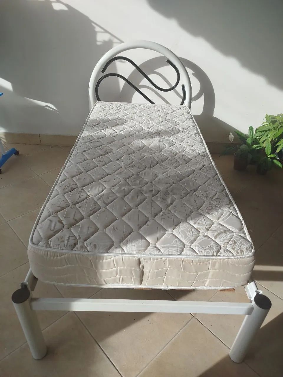 Cama com colchão solteiro