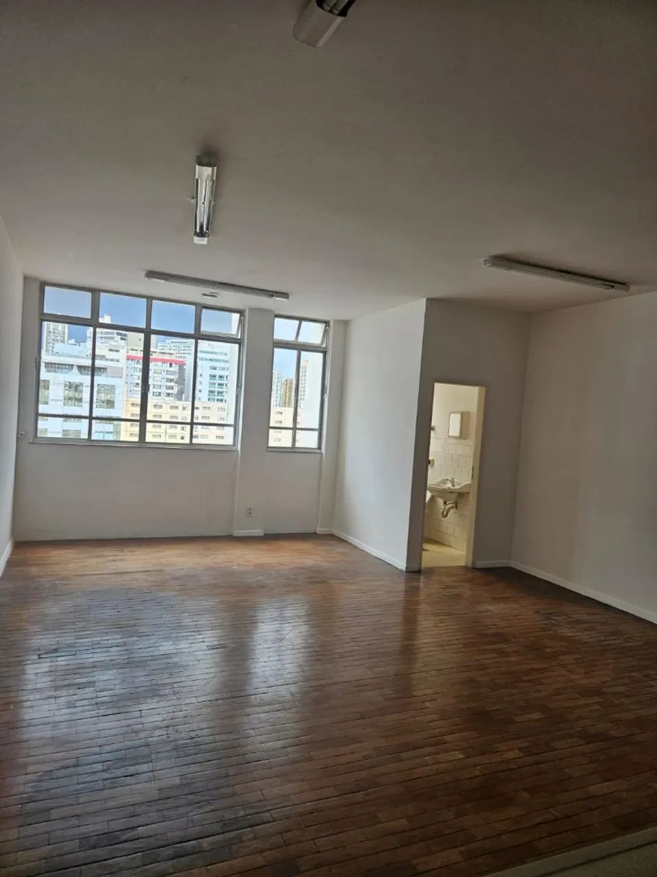 ALUGO SALA COMERCIAL (ED.BANCANTIL) HALFELD 
