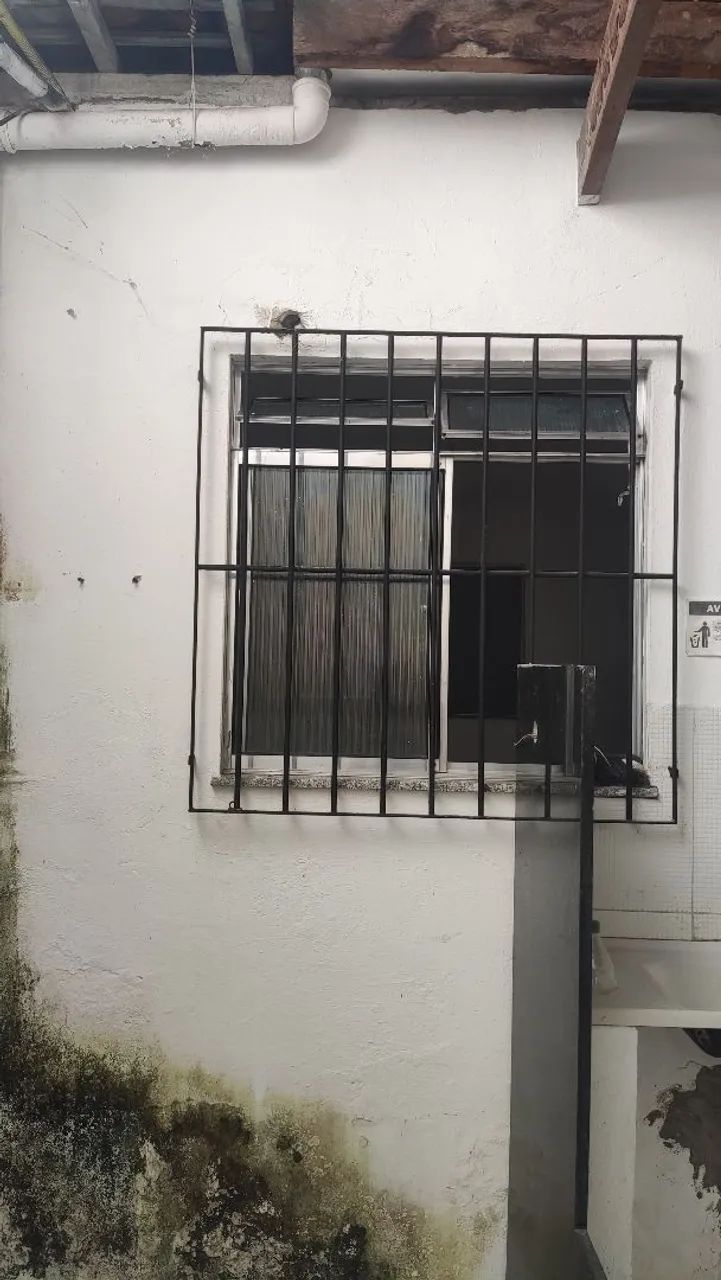Janela de alumínio com grade de proteção integrada