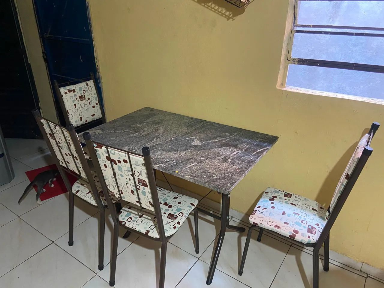 Mesa com 4 cadeiras nova - Foto 3