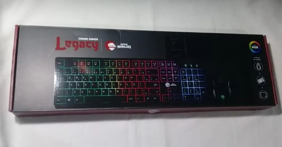 Conjunto de teclado RGB, mouse RGB e mousepad.