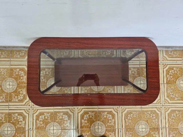 Mesa de Centro Vintage em Madeira com Tampo de Vidro Usada - Foto 2