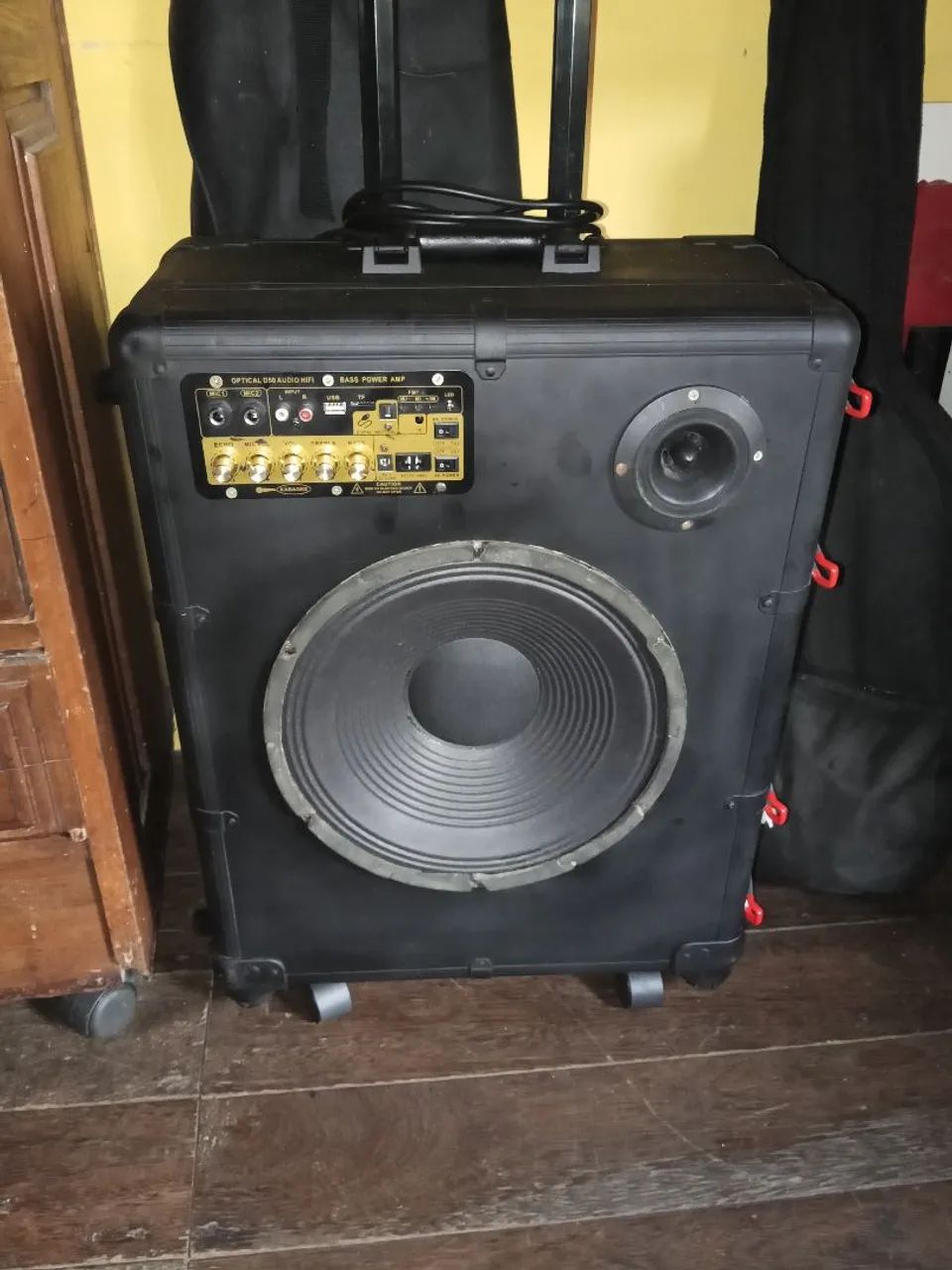 Caixa de som Bluetooth com rodinhas
