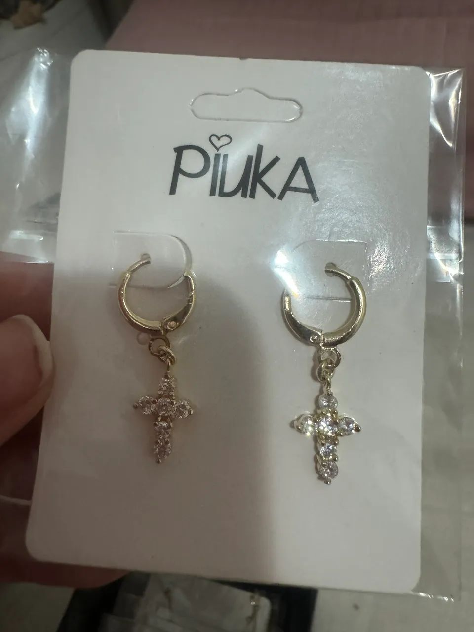 Argola semijoia Piuka cruz com zircônias  - Foto 2