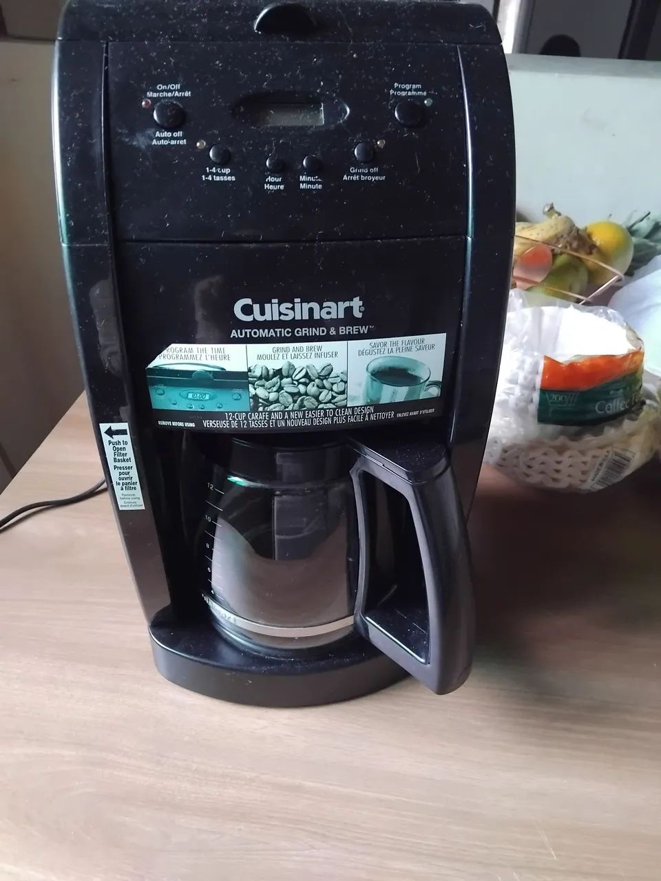 Cafeteira elétrica programável com moedor de café. 