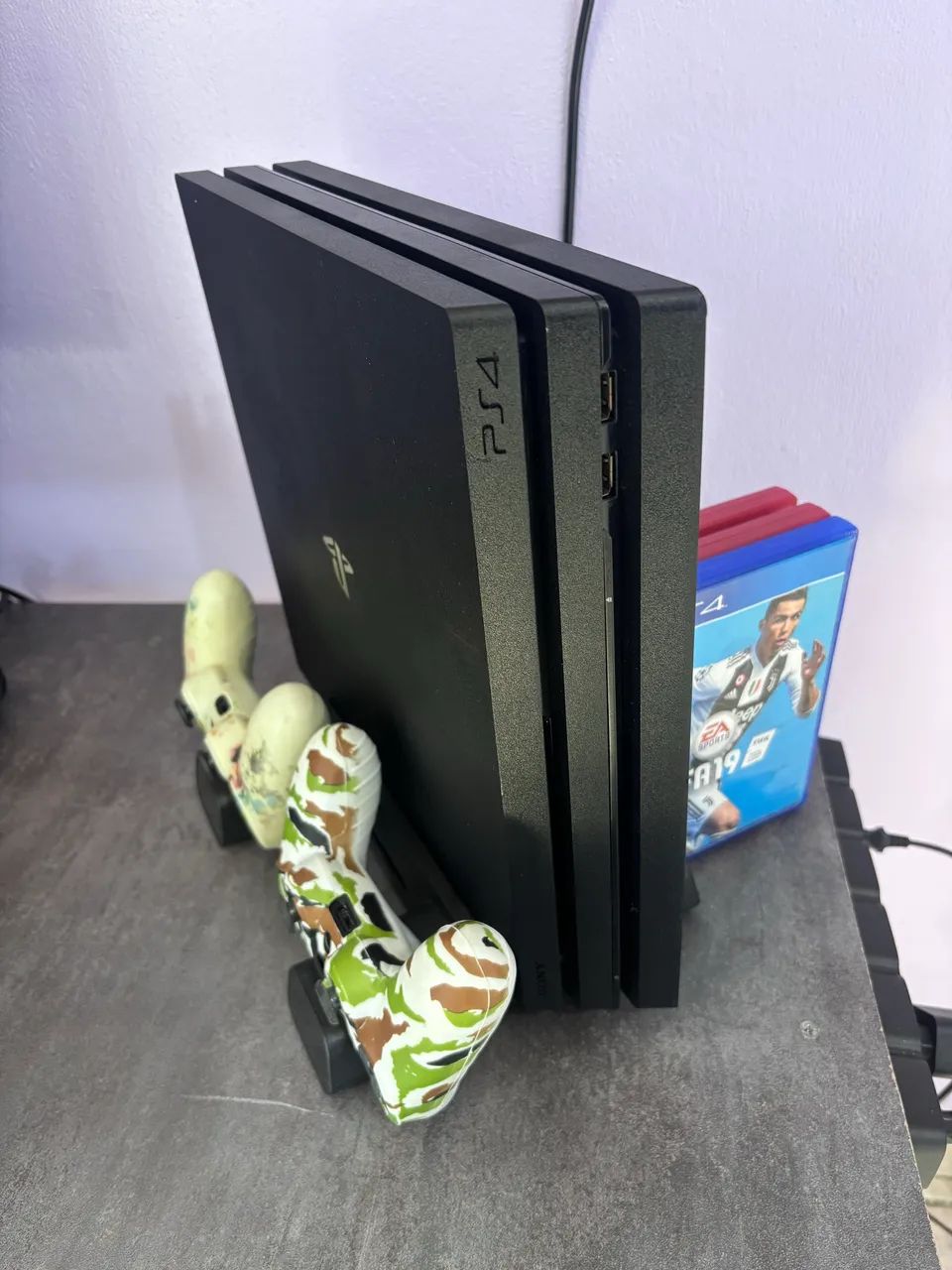 Ps4 Pro COMPLETASSO  + Base de carregamento + 2 Controle + 3CD 