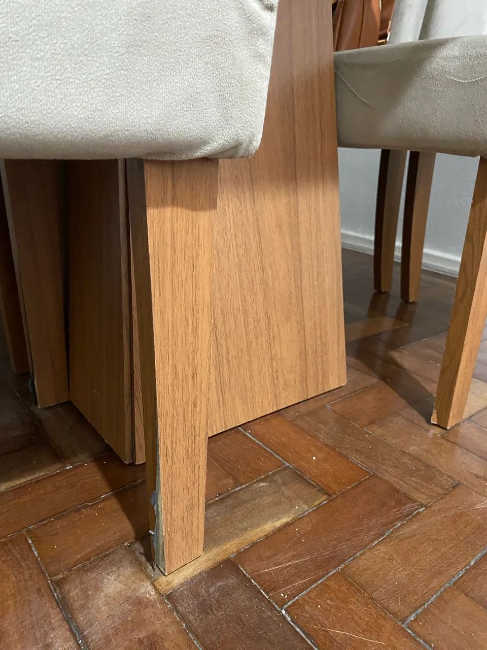 Vendo mesa semi-nova com quatro cadeiras - Foto 2