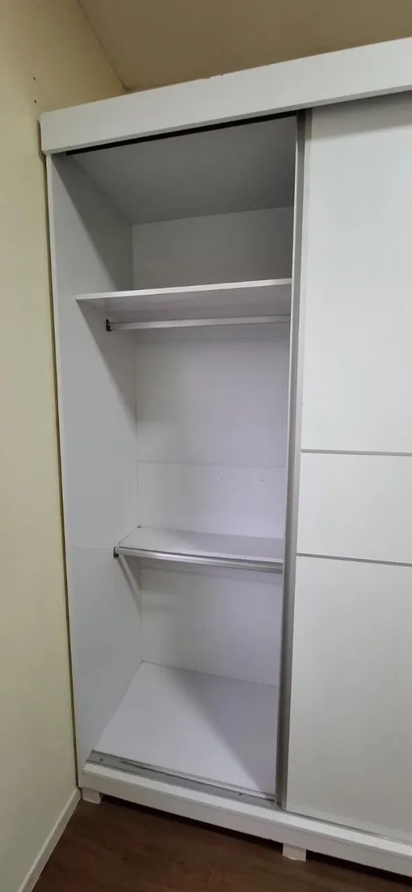 Guarda roupa grande com portas de correr e espelho - Foto 5