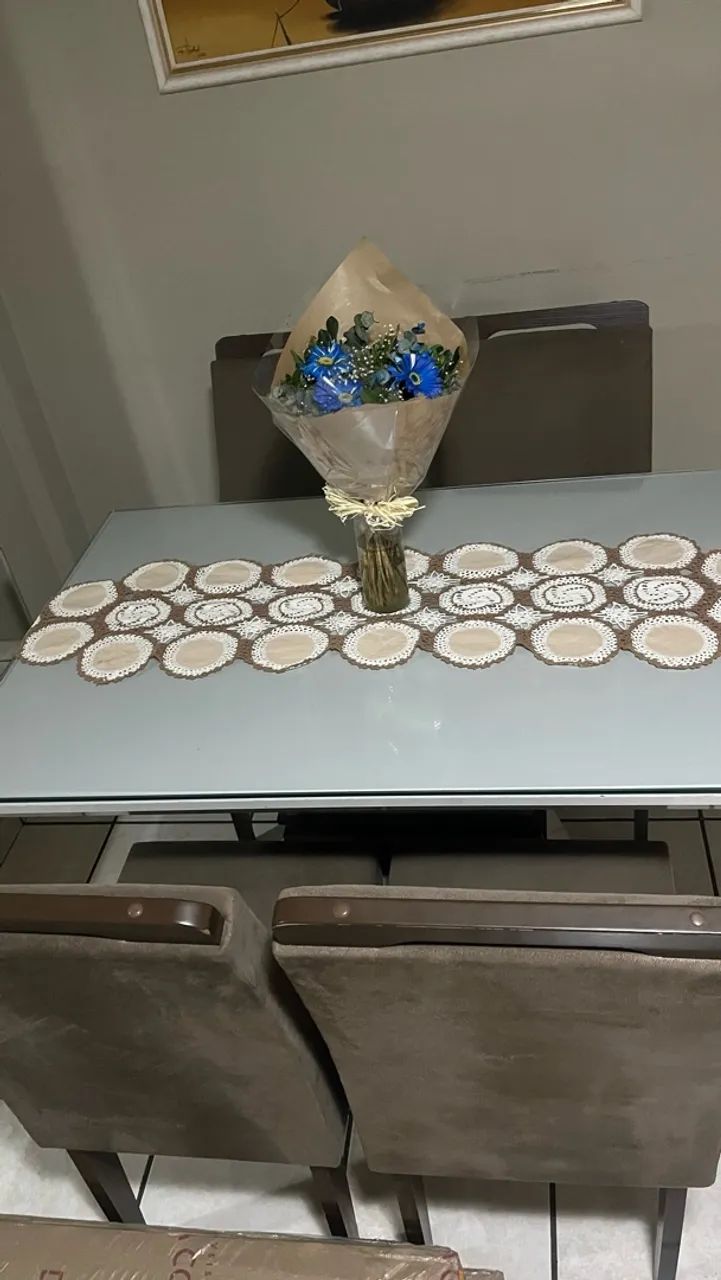Mesa com jogo de cadeiras 