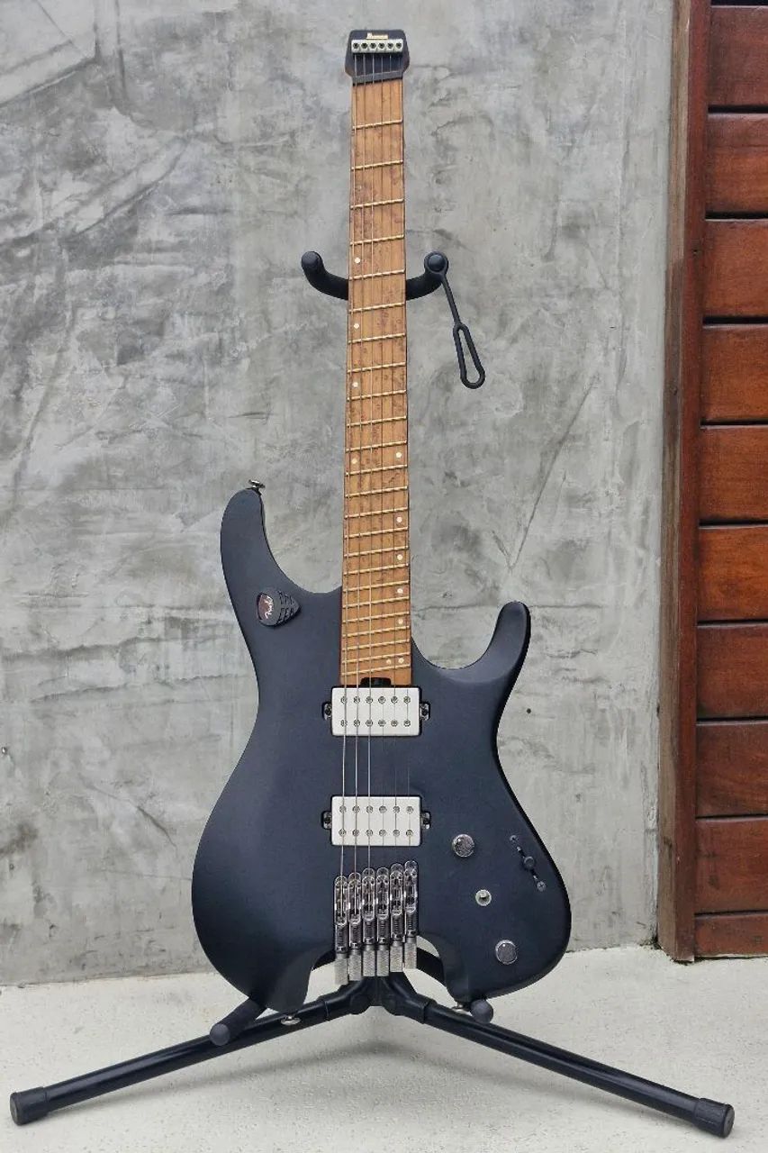 Guitarra Ibanez QX52, preto fosco, estado impecável