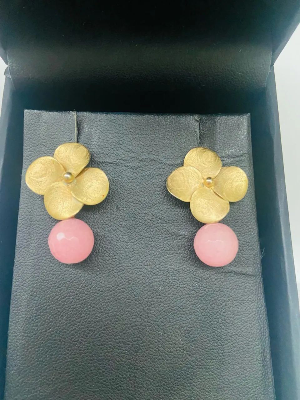 Brinco dourado flor com pedra rosa - Foto 3