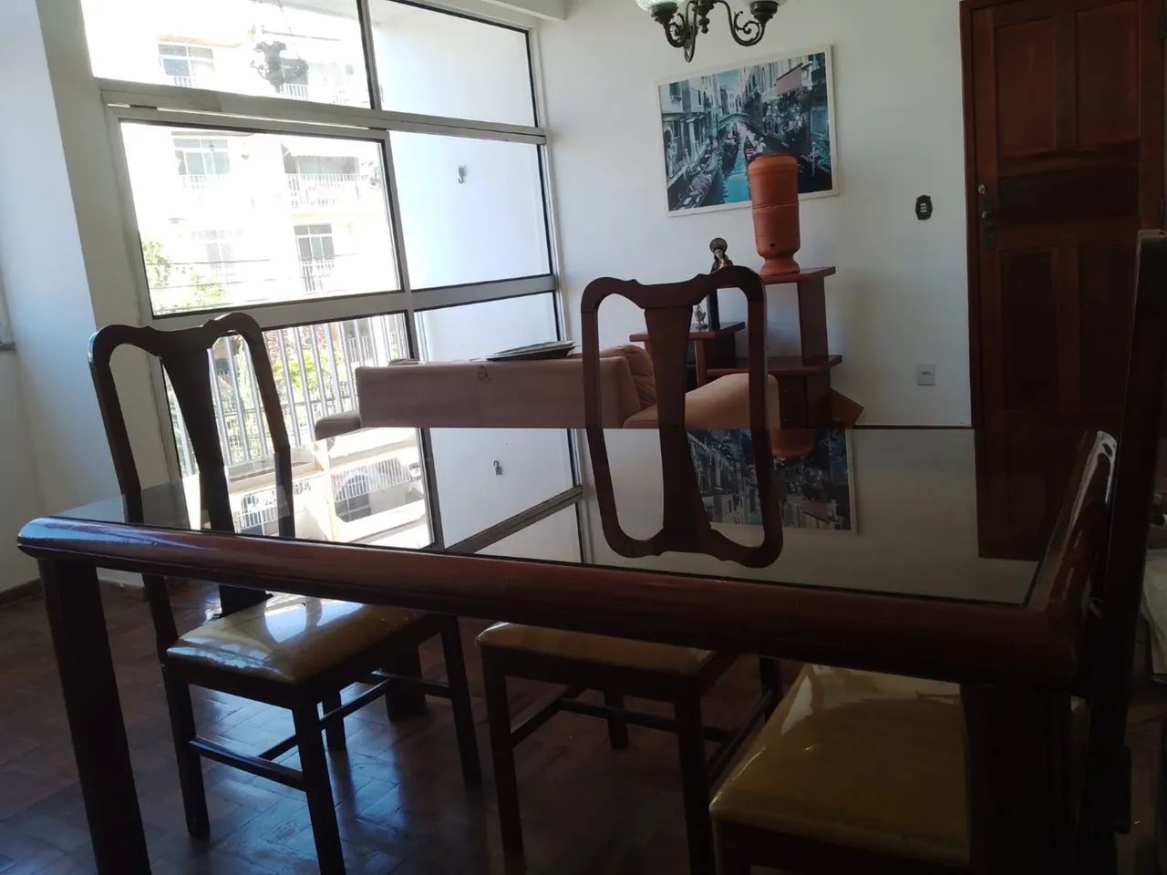 Vendo mesa e cadeiras 