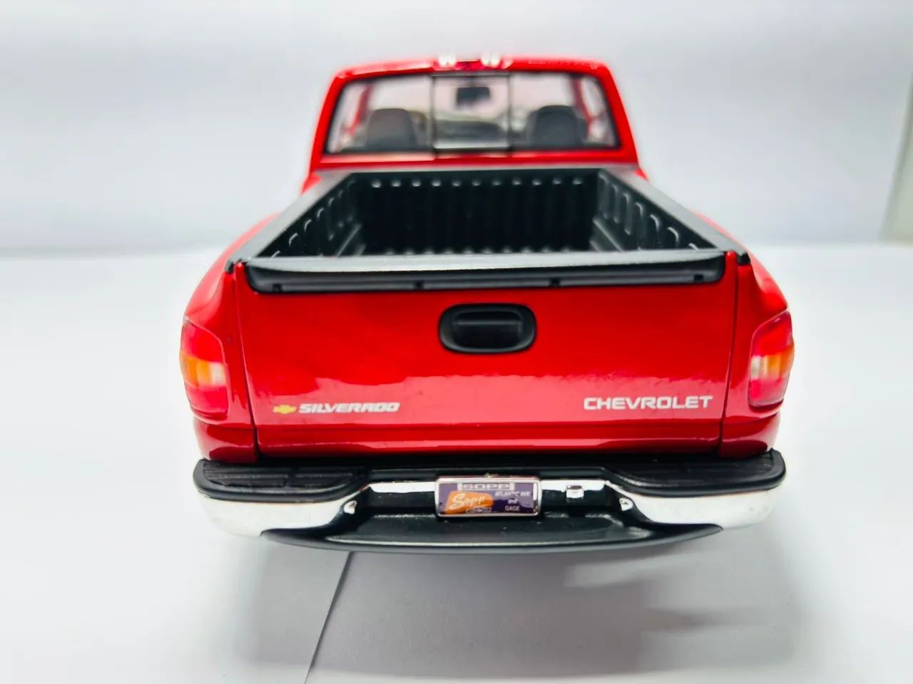 Miniatura Chevrolet Silverado 1999 1/18 - Foto 4