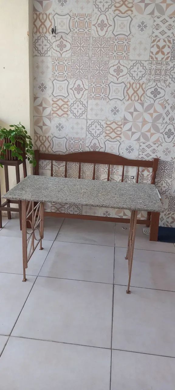 Mesa de Ferro com Tampo de Granito (0,60m x 1,10m) - Excelente Estado - Foto 2