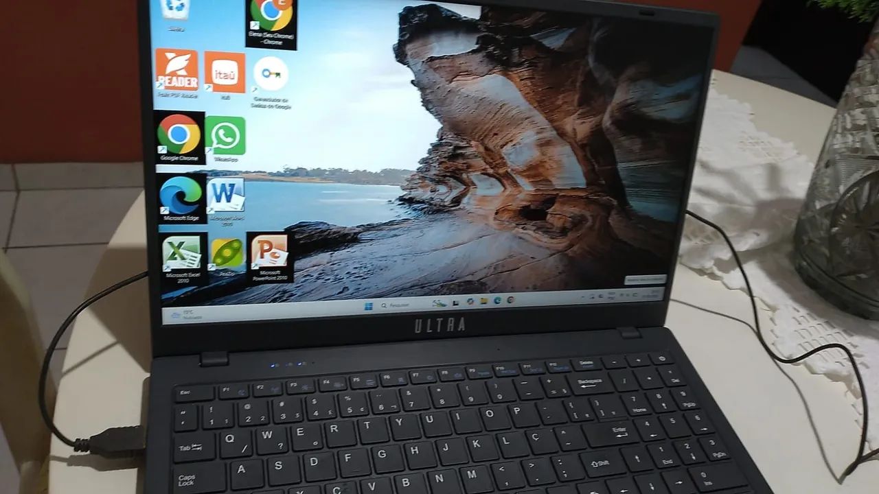 Vendo Notebook Marca Ultra,  Processador INTEL Celeron RAM 4,00 .