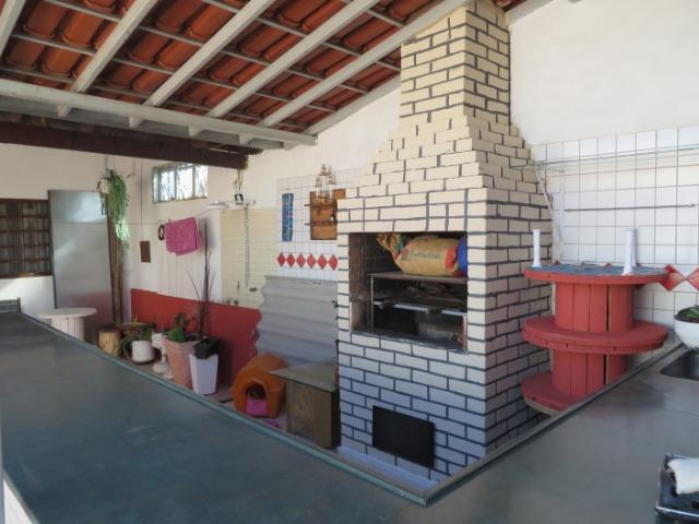 Vendo casa 3 quartos, uma suíte com churrasqueira. Estudo troca apartamento 3 quartos