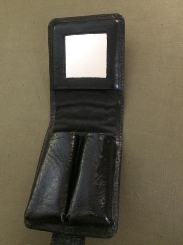 2 batons e espelho de couro