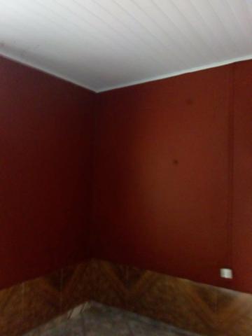 Aluga-se quarto com banheiro e mini cozinha! - Foto 2
