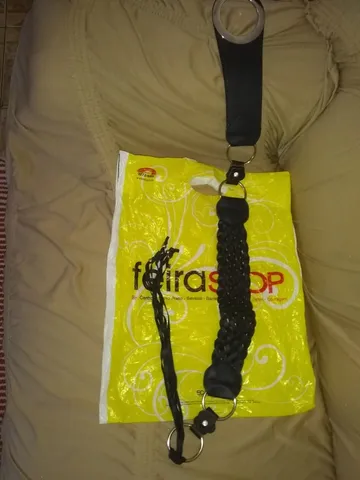cinto couro sintético na cor preta, com argolas e detalhes entrelaçados