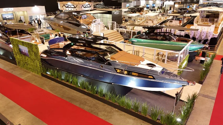 Lancha Azov Z380C Cabinada Acabamento e Navegabilidade