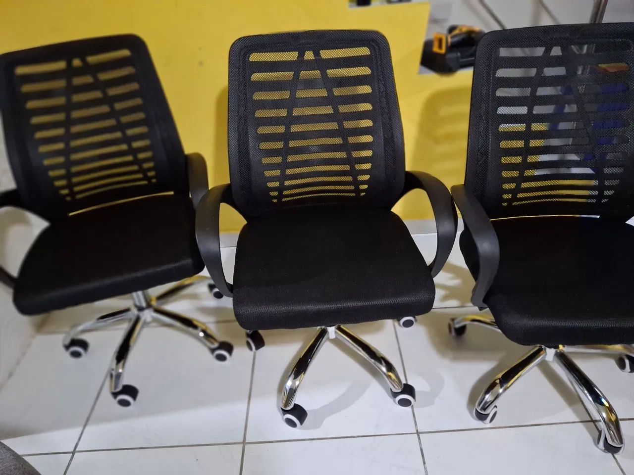 Cadeira de escritório giratoria preta  - Foto 2