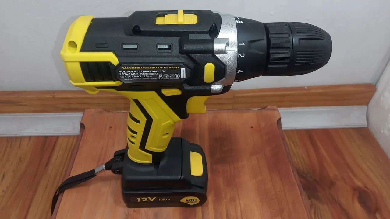 Furadeira e parafusadeira de 12 v com acessórios e maleta, entrego  - Foto 4