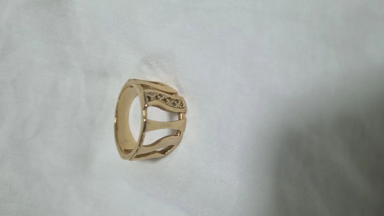 Vendo anel da rommanel com pedra de zincônia 
