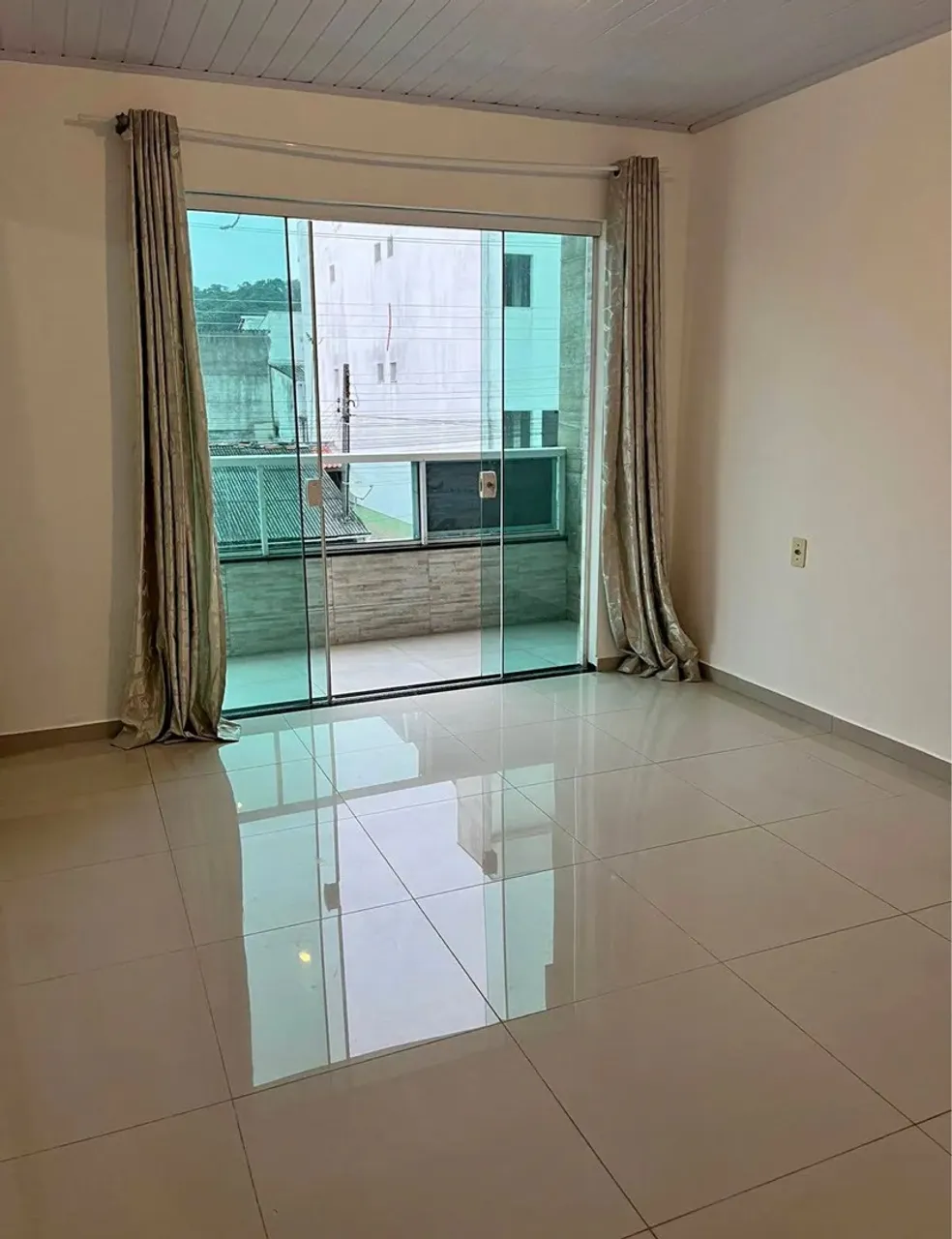 Aluga-se apartamento de um quarto