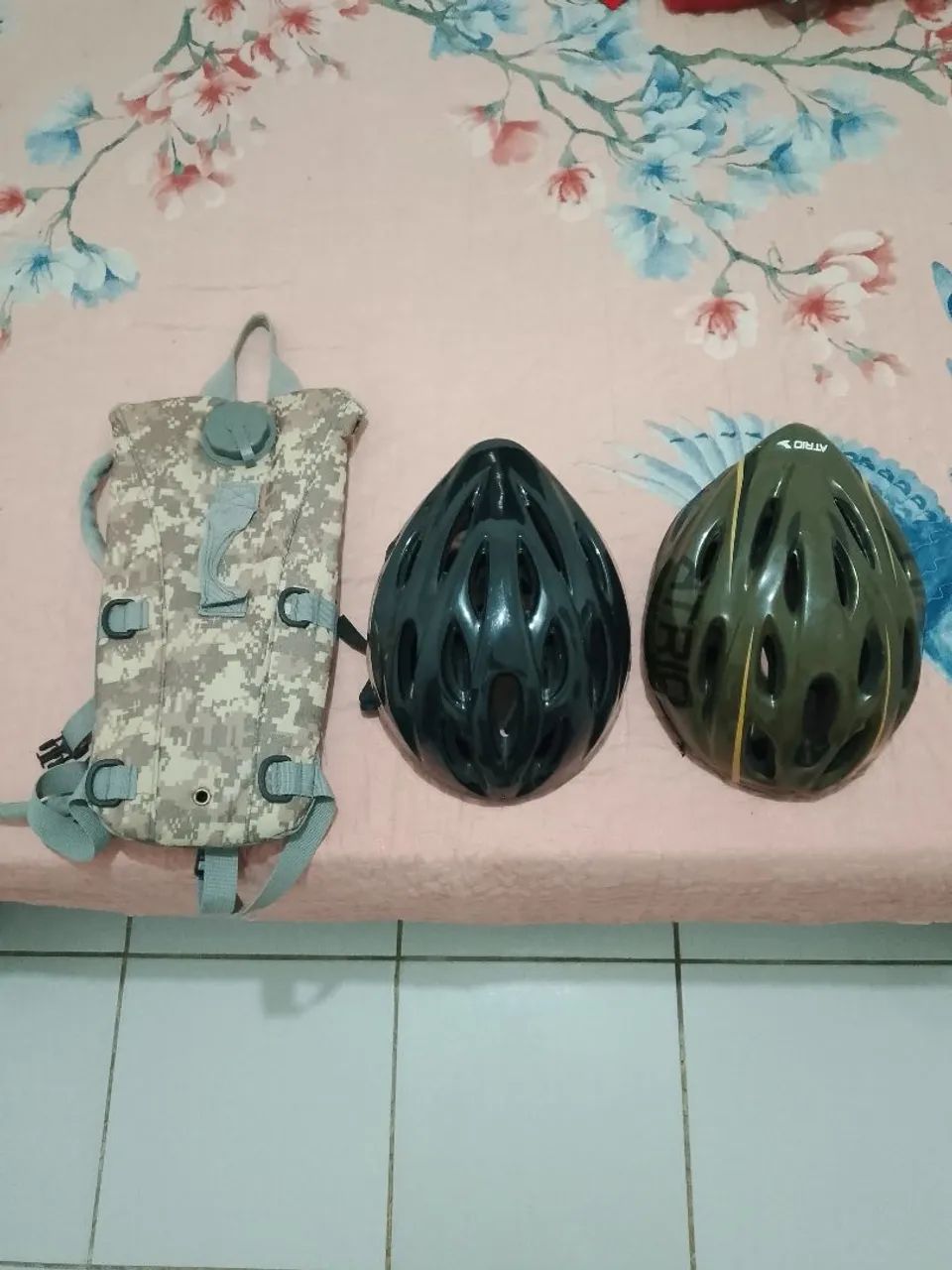 02 capacetes e 01 mochila térmica 