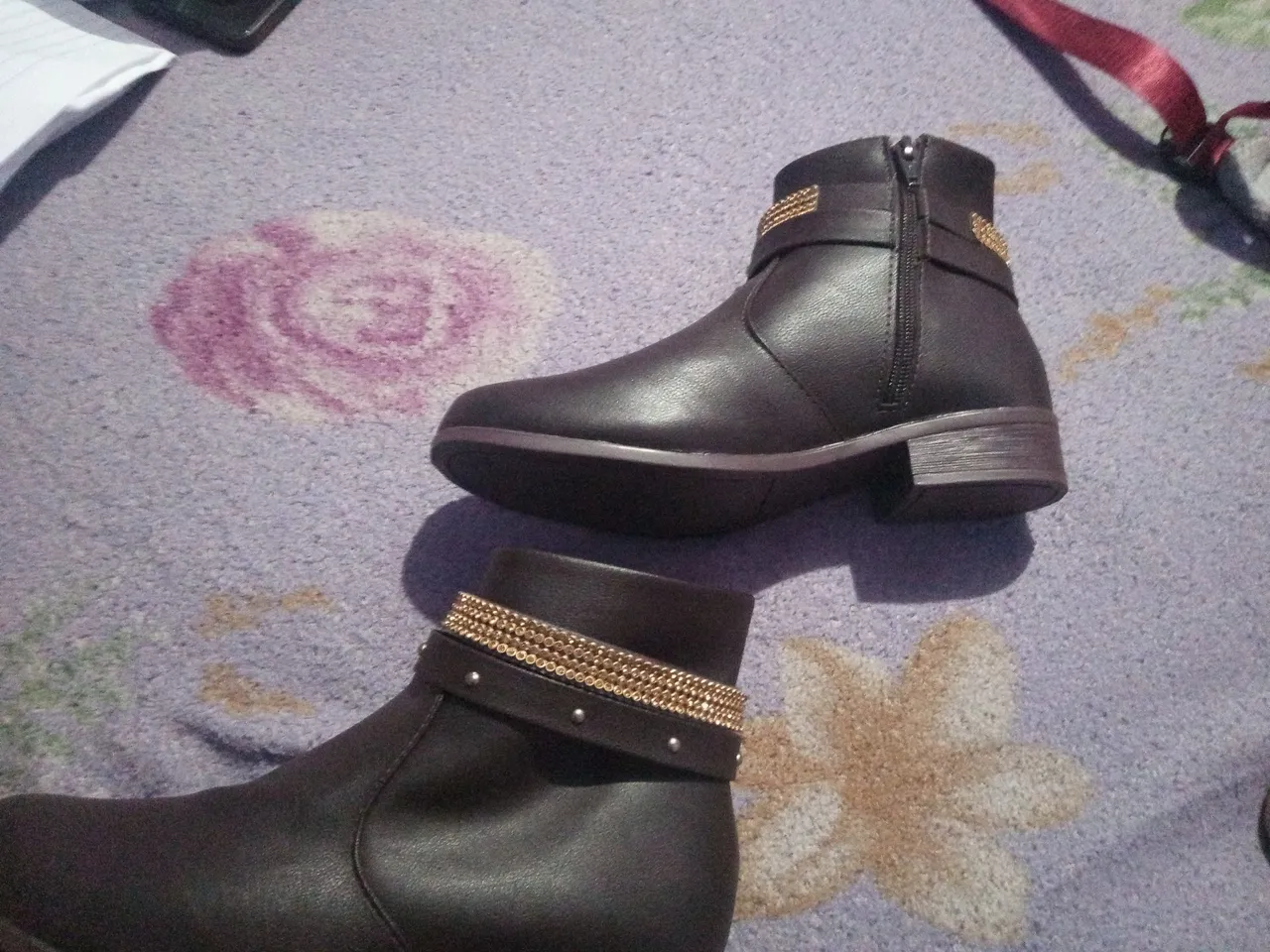 Bota feminina cano curto marrom com detalhes dourados 40 reais