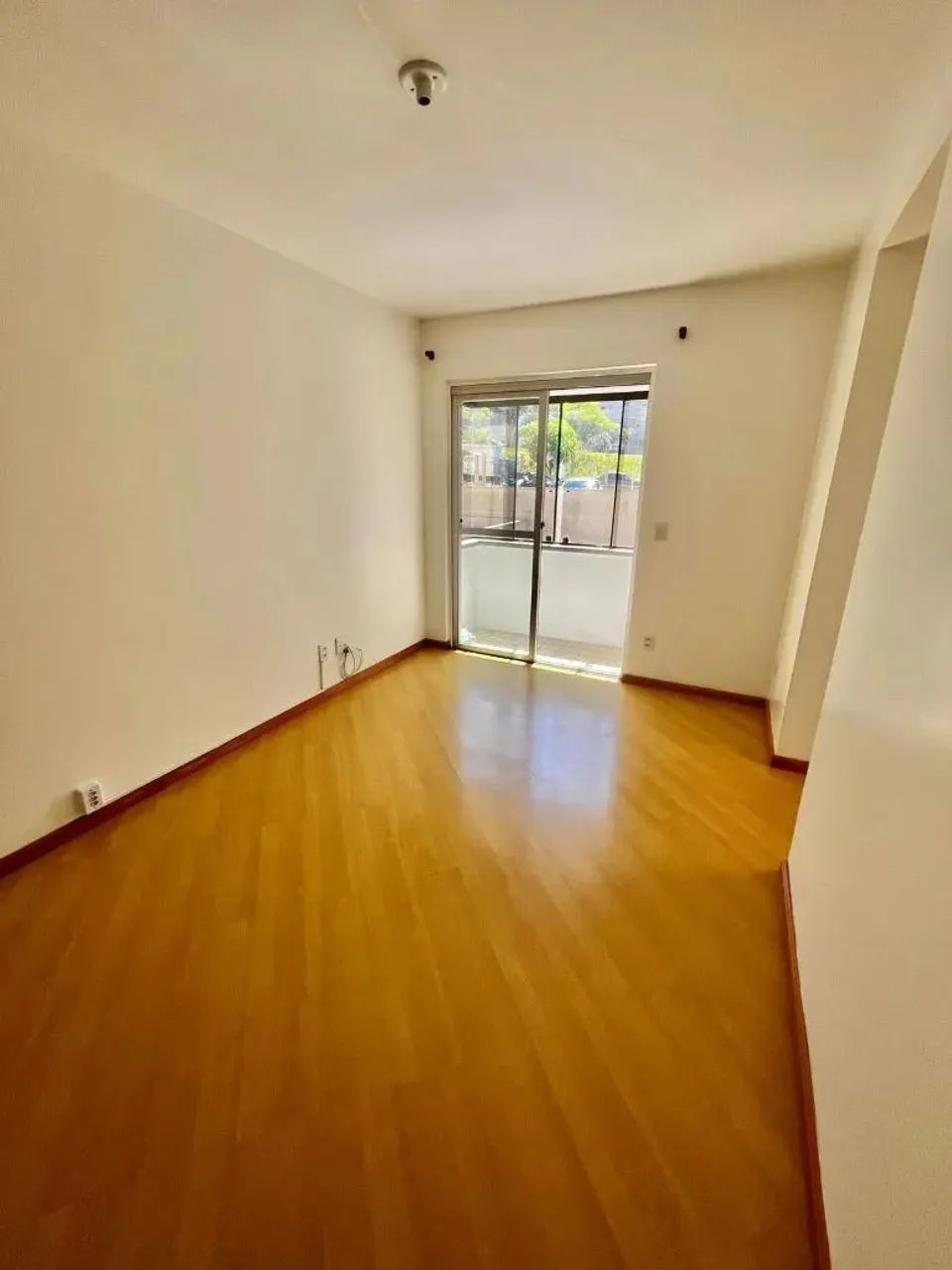 Vende apartamento de 02 dormitórios, sala para 02 ambientes com sacada fechada, banho soci - Foto 4