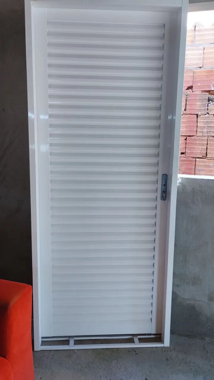 Porta de Alumínio com veneziana
