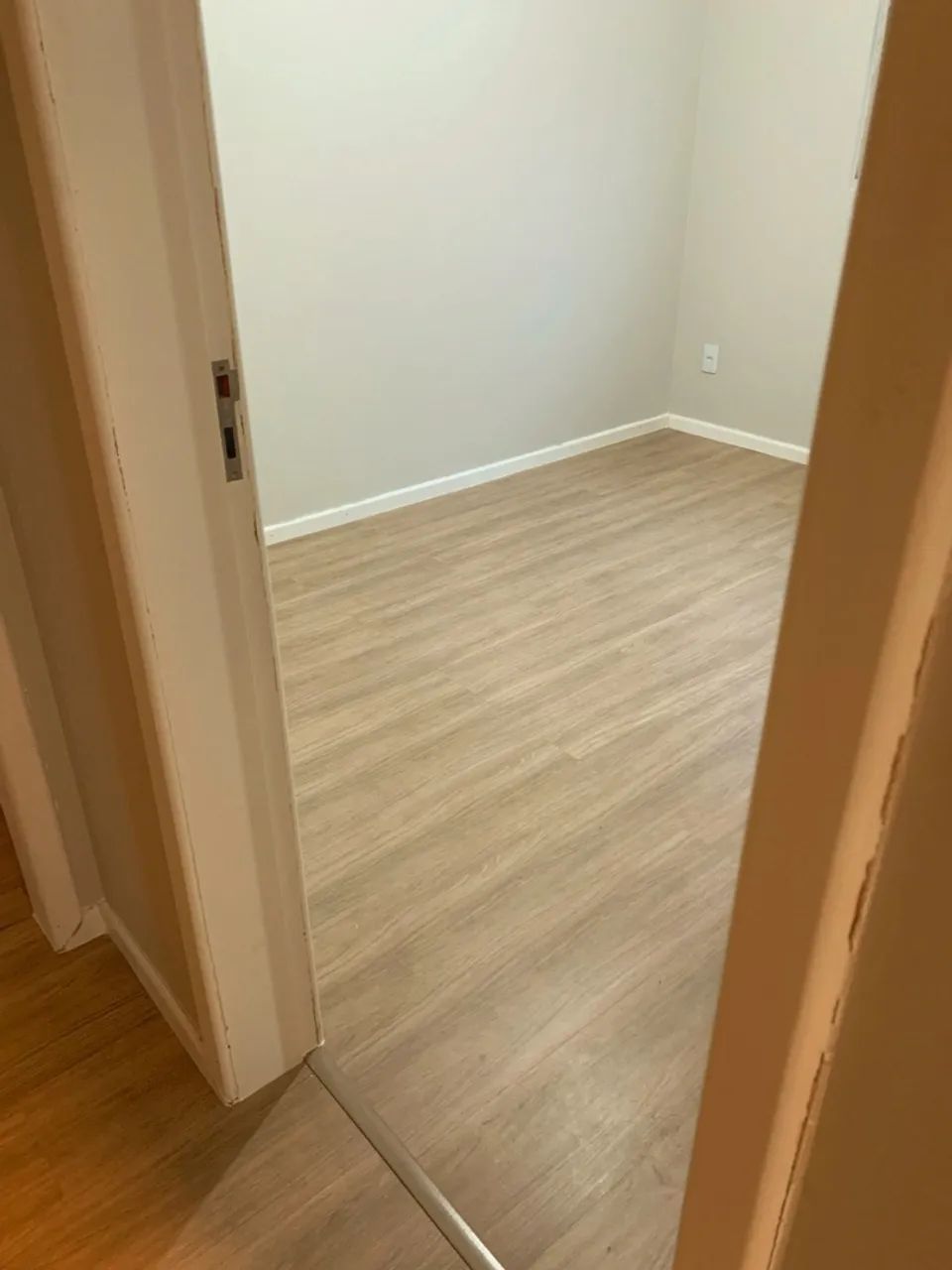 Transformação com Piso Laminado + Rodapés! - Foto 3