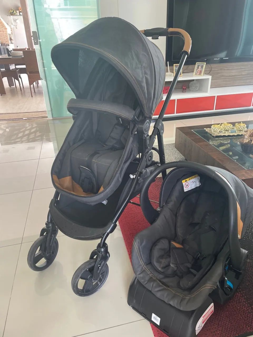 Carrinho de Bebê com Bebê Conforto - Foto 2
