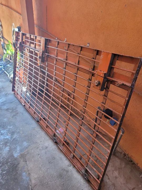 Gra em aço maciço em ótimo estado