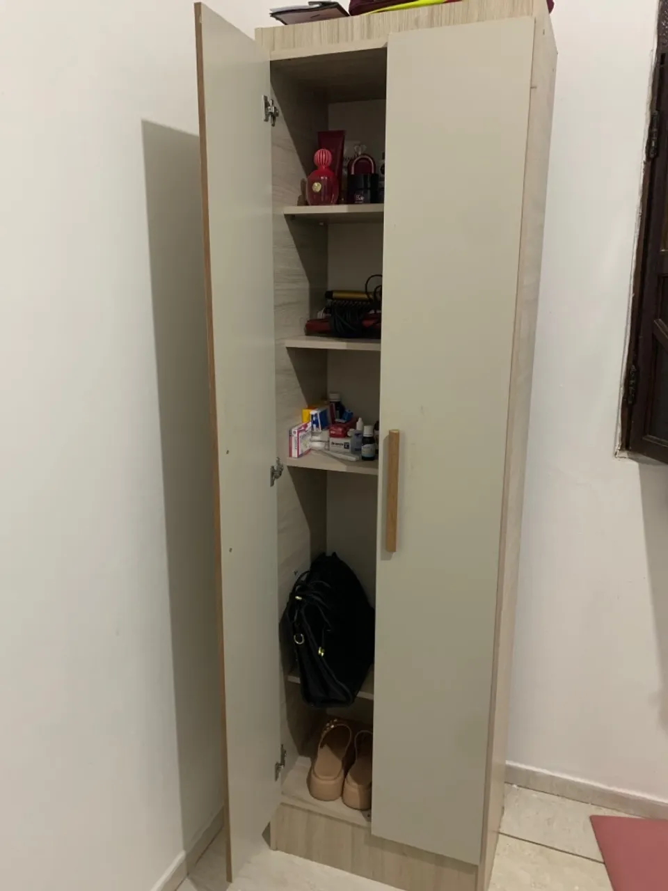 Armário vertical com prateleiras