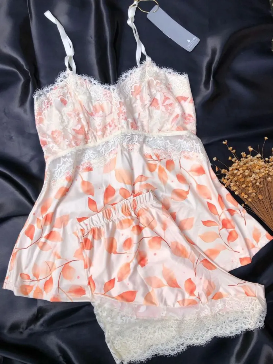 Conjunto de pijama floral com detalhes em renda