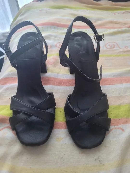 Sandálias pretas de salto alto
