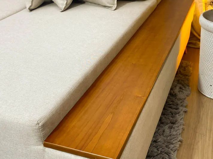 Sofá com Chaise Clara Apoio Lateral em Madeira a75 - Foto 2